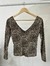 Remera cuello V animal print