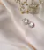 ARGOLA PEQUENA GROSSA CRAVEJADA EM ZIRCONIAS NA PRATA 925.