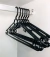 Kit 15 Cabides Reforçado adulto preto cabide de organizar roupas Ref - 57509 - comprar online