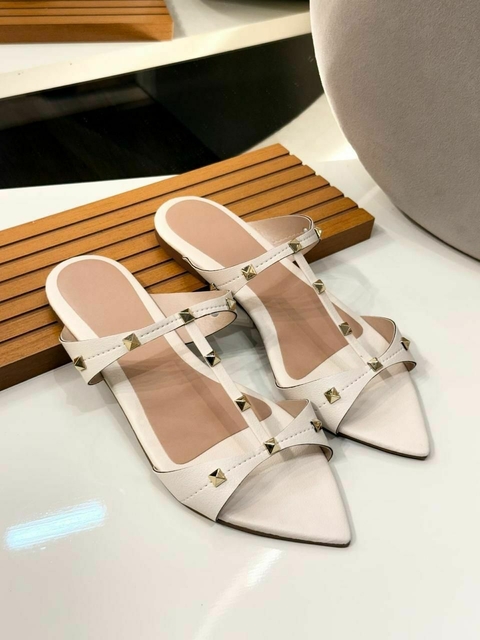 Rasteira bico folha com detalhes em aplicação Spikes - comprar online
