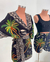 Cropped multiformas manga morcego estampa beleza tropicana preto - Manuella Dumas