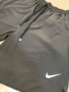 Bermuda Nike cinza na internet
