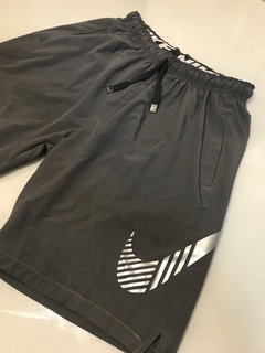 Bermuda Nike cinza