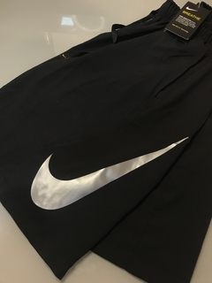 Bermuda Nike preta na internet