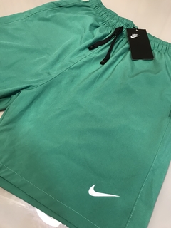 Bermuda Nike verde na internet