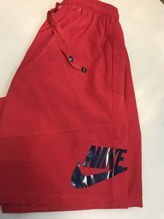 Bermuda Nike vermelha na internet