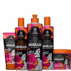Kit completo de cuidados para cabelos ondulados da marca Corpo Dourado, incluindo shampoo, condicionador, máscara e ativador.
