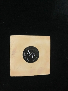 Imagem do Divino Espírito Santo Raiado em Gesso Pintada à mão ideal presente de batismo para mesa (SUPORTE NÃO INCLUSO) na internet