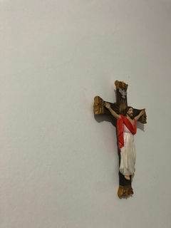 Imagem de Crucifixo com Jesus Ressuscitado em Gesso Pintada à mão com detalhe do Espírito Santo na internet