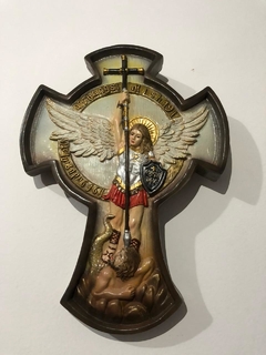 Imagem Miguel Arcanjo na Cruz de Parede em Gesso Pintada à mão com detalhe da imagem dentro da cruz - comprar online