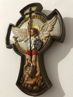 Imagem Miguel Arcanjo na Cruz de Parede em Gesso Pintada à mão com detalhe da imagem dentro da cruz na internet