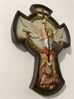 Imagem Miguel Arcanjo na Cruz de Parede em Gesso Pintada à mão com detalhe da imagem dentro da cruz - Ateliê Santa Pureza