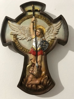 Imagem Miguel Arcanjo na Cruz de Parede em Gesso Pintada à mão com detalhe da imagem dentro da cruz - loja online