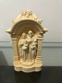 Imagem da Capela Sagrada Família em Gesso Pintada à mão com Pintura Monocromática cor Marfim na internet