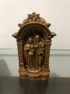 Imagem da Capela Sagrada Família em Gesso Pintada à mão com Pintura Monocromática cor Ouro - loja online