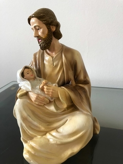 Imagem de São José Sentado com Menino Jesus em Gesso Pintada à mão com destaque de Jesus - comprar online