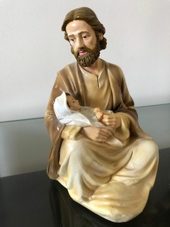 Imagem de São José Sentado com Menino Jesus em Gesso Pintada à mão com destaque de Jesus na internet