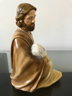 Imagem de São José Sentado com Menino Jesus em Gesso Pintada à mão com destaque de Jesus - Ateliê Santa Pureza
