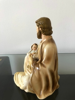 Imagem de São José Sentado com Menino Jesus em Gesso Pintada à mão com destaque de Jesus - loja online