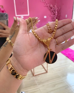 Colar Luxo Letra