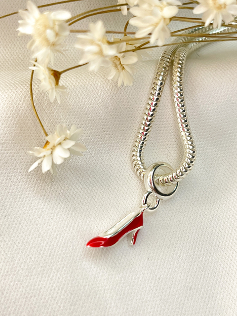 Berloque salto vermelho