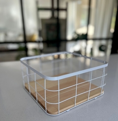 Canasta de alambre y madera