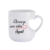 Caneca branca de cerâmica com alça em formato de coração, destacando seu design único.