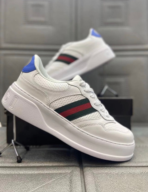 Gucci Tênis com GG gravado