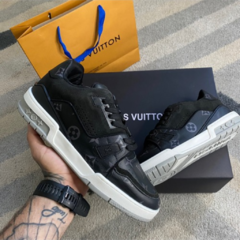 SNEAKER LOUIS VUITTON LV TRAINER PRETO