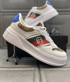 Gucci Tênis com GG gravado - comprar online