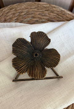 Porta servilleta flor bronce - DeSca Interiores
