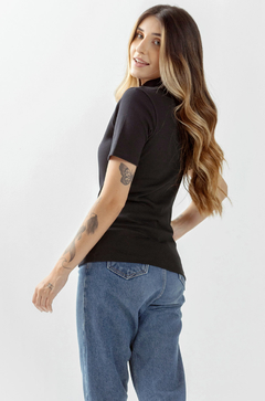BLUSA CANELADA GOLA ALTA PRETA na internet