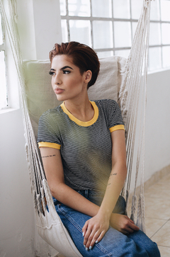 BLUSA FEMININA RINGER TEE LISTRADA PRETO+AMARELO na internet