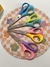 TESOURA ESCOLAR DE AÇO 13CM - BICOLOR