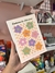 CADERNO DE ADESIVOS LOVE DAISY- 560 Adesivo