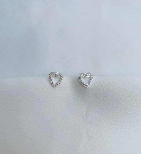 BRINCO CORAÇÃO VAZADO COM ZIRCO