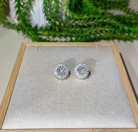 BRINCO REDONDO CRAVEJADO E PEDRA NO MEIO