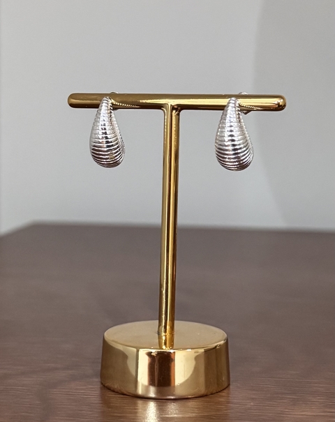 BRINCO GOTA RISCADA CURVADA