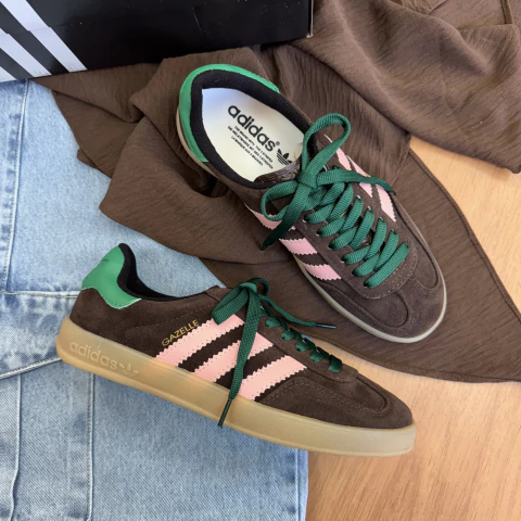 Tênis Gazelle marrom e rosa - comprar online