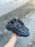 Yeezy 500 Black Utility camurça Tênis Yeezy recortes camurça Estilo único Yeezy 500 Tênis Yeezy recortes tela Moda urbana Yeezy 500 Tênis Yeezy bico arredondado Yeezy 500 fechamento por amarração Design exclusivo Yeezy 500 Tênis Yeezy detalhe tira linguet