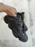 Yeezy 500 Black Utility camurça Tênis Yeezy recortes camurça Estilo único Yeezy 500 Tênis Yeezy recortes tela Moda urbana Yeezy 500 Tênis Yeezy bico arredondado Yeezy 500 fechamento por amarração Design exclusivo Yeezy 500 Tênis Yeezy detalhe tira linguet