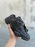 Yeezy 500 Black Utility camurça Tênis Yeezy recortes camurça Estilo único Yeezy 500 Tênis Yeezy recortes tela Moda urbana Yeezy 500 Tênis Yeezy bico arredondado Yeezy 500 fechamento por amarração Design exclusivo Yeezy 500 Tênis Yeezy detalhe tira linguet