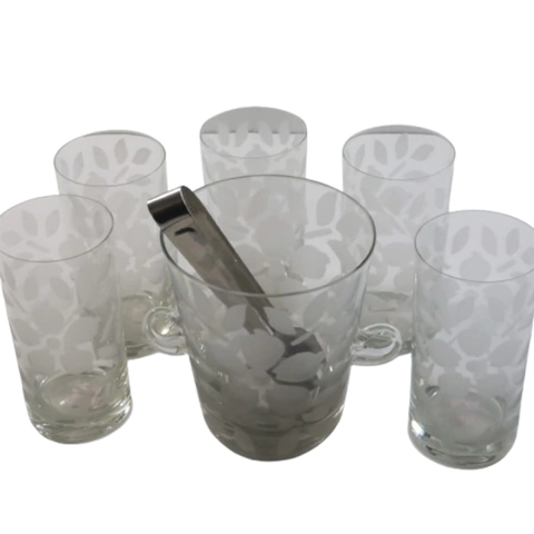 Balde de gelo com copos