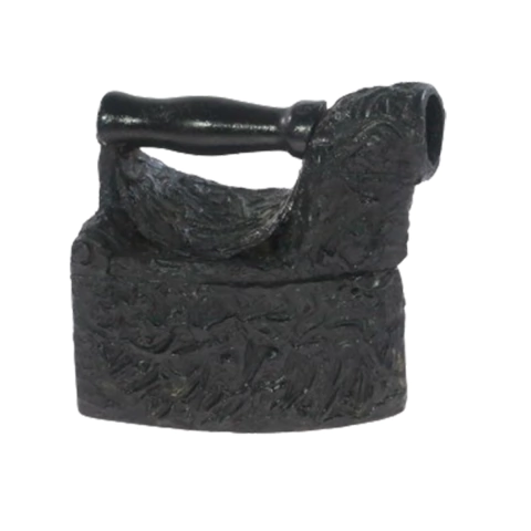 Antigo ferro de brasa passar roupas