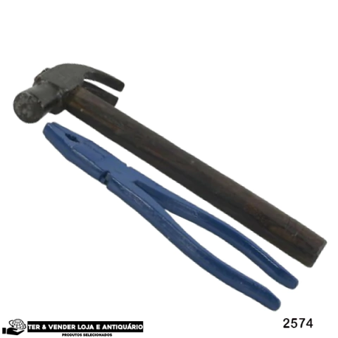 Ferramentas antigas: alicate e martelo (2574)
