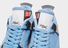 Jordan 4 Retro University Blue en internet