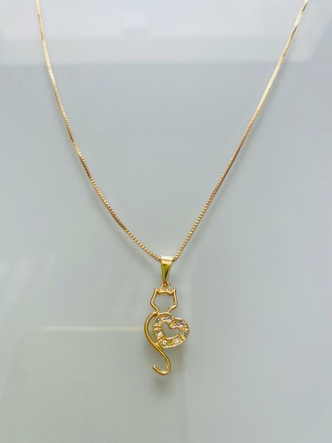 Colar gargantilha com pingente de gatinho e coração, cravejado em zircônnias, banho hipoalergênico  no ouro 18k.