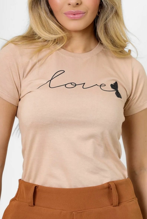 T-SHIRT LOVE BORBOLETA APLICAÇÃO