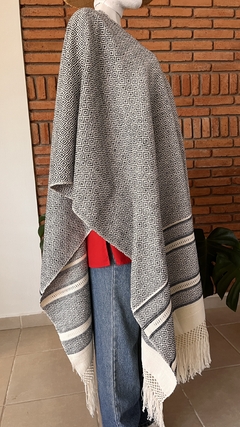 Poncho Ruana Rombo Hecho En Telar - comprar en línea