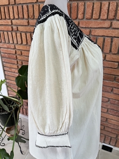 Imagen de Blusa bordada a mano Mod. Ejutla con bordados Multicolor Unitalla